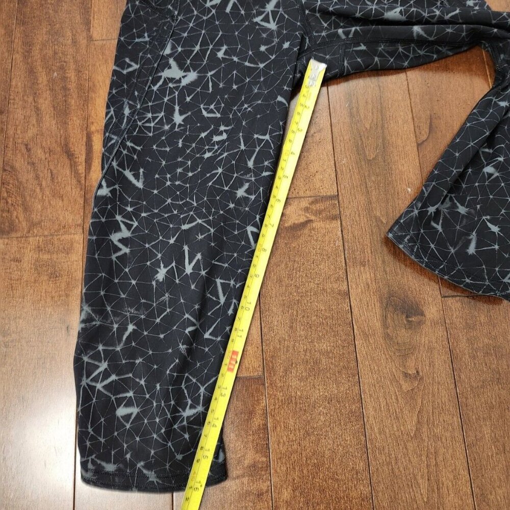 Lululemon women's black capris in size 6 - Picture 6 of 7